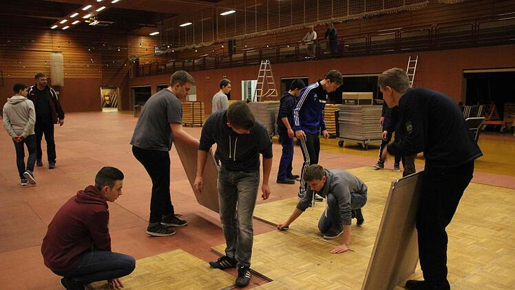 Die Jugend des TSV Münnerstadt packte beim Aufbau der Oldie-Night am Faschingssamstag ordentlich mit an. Foto: Heike Beudert