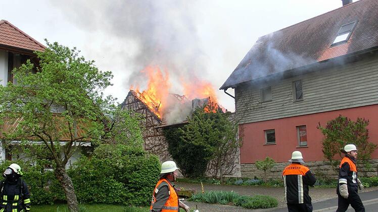 In Langendorf brennt der Dachstuhl einer Scheune.  Foto: Peter Rauch