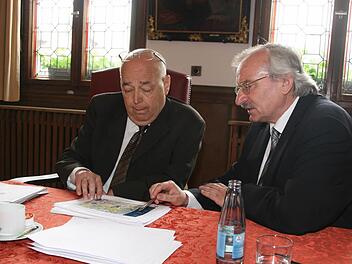 OB Franz Stumpf (l.) und Karl Manstorfer vom Ingenieurbüro IK-T schauen auf den Karten nach, wo es in Forchheim noch Versorgungsprobleme mit schnellem Internet gibt.  Foto: Sylvia Hubele