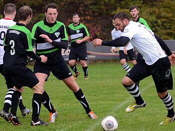 Michael Kräml (am Ball), der das 1:1 erzielte, wird von den Bammersdorfern Christian Hiltl (Nr. 3) und Patrick Hempel (Mitte) geblockt. Foto: herzopress