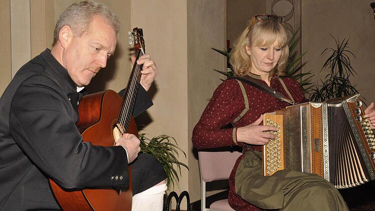 Normalerweise spielt das Duo Helmuth und Daniela meist lustige Lieder, aber sie haben auch ernste Weisen im Repertoire. Foto: Klopf