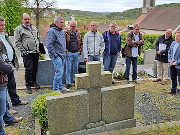 Der Marktgemeinderat stimmte zu, dass auf den Friedhöfen in Zukunft auch Baumbestattungen stattfinden. Ganz rechts Bauhofleiter Wolfgang Brust, links neben ihm Bürgermeister Matthias Klement.  Foto: Dieter Britz