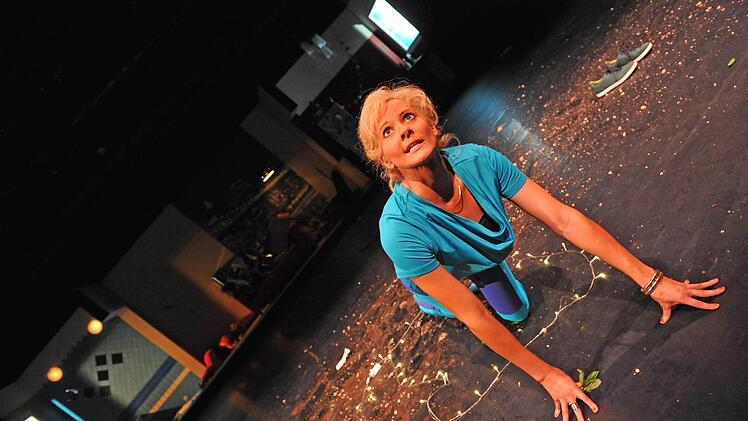 Turbulenter Theater-Spaß: Szene aus "Bin nebenan" von Ingrid Lausund in der Coburger ReithalleFoto: Andrea Kremper