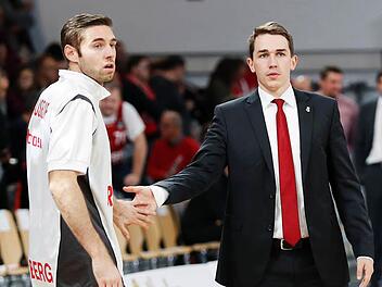 Dominik Günthner (rechts), hier mit Fabien Causeur beim Aufwärmen, ist im Gegensatz zur vergangenen Saison in dieser Spielzeit bei allen Heim- und Auswärtsspielen dabei und beobachtet den Gegner wie die eigene Mannschaft akribisch.  Foto: Daniel Löb