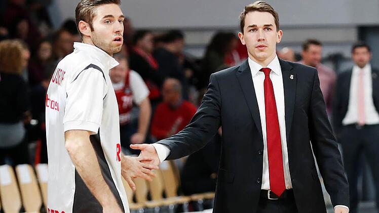 Dominik Günthner (rechts), hier mit Fabien Causeur beim Aufwärmen, ist im Gegensatz zur vergangenen Saison in dieser Spielzeit bei allen Heim- und Auswärtsspielen dabei und beobachtet den Gegner wie die eigene Mannschaft akribisch.  Foto: Daniel Löb