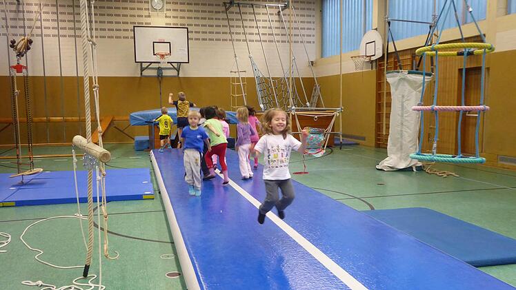 Speziell für das Erlebnisturnen hat der TSV Ebenhausen ein vielseitig einsetzbares Sportgerät gekauft. Dieses "Airtrack" ist eine längliche Hüpfbahn, auf der unterschiedlichste Übungen gemacht werden können. Foto: Stefan Geiger