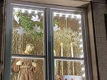 Dem heiligen Franziskus von Assisi ist das Adventsfenster an der Sozialstation gewidmet. Foto: Susanne Deuerling