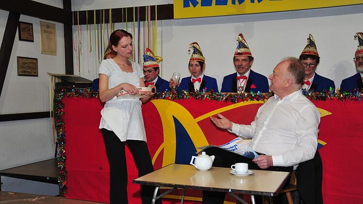 Als "Special-Guest" trieb es B&uuml;rgermeister Helmut Blank bei einem Kaffeekr&auml;nzchen derart auf die Spitze, dass er schlussendlich die bestellte Torte von der Bedienung Melanie Miller im Gesicht statt auf dem Teller bekam.