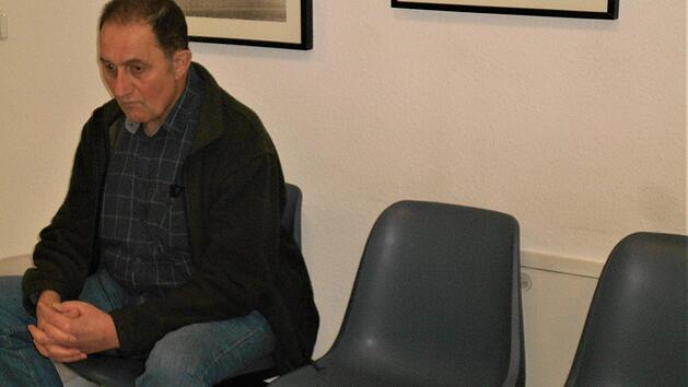 Vor sechs Jahren haben &Auml;rzte ihm nahegelegt, sein Testament zu schreiben. Sechs Jahre sp&auml;ter klagt Richard Freibott , Krebspatient, vor dem Sozialgericht wieder einmal erfolglos gegen die AOK, um &Uuml;bernahme von Behandlungskosten.  Foto: Franz Barthel