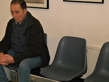 Vor sechs Jahren haben Ärzte ihm nahegelegt, sein Testament zu schreiben. Sechs Jahre später klagt Richard Freibott , Krebspatient, vor dem Sozialgericht wieder einmal erfolglos gegen die AOK, um Übernahme von Behandlungskosten.  Foto: Franz Barthel