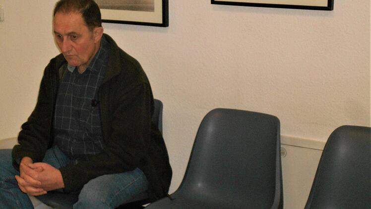 Vor sechs Jahren haben Ärzte ihm nahegelegt, sein Testament zu schreiben. Sechs Jahre später klagt Richard Freibott , Krebspatient, vor dem Sozialgericht wieder einmal erfolglos gegen die AOK, um Übernahme von Behandlungskosten.  Foto: Franz Barthel