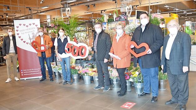 Über die Hilfe für "1000 Herzen" freuten sich (von links) Fabian Burkert-Mazur, Altbürgermeister Wolfgang Beiergrößlein, Kerstin Brendel (Rewe-Markt), Gerhard und Herta Burkert-Mazur, Zweiter Bürgermeister Michael Zwingmann und Heinz Hausmann.