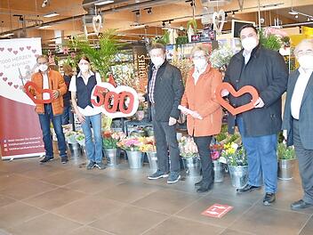 Über die Hilfe für "1000 Herzen" freuten sich (von links) Fabian Burkert-Mazur, Altbürgermeister Wolfgang Beiergrößlein, Kerstin Brendel (Rewe-Markt), Gerhard und Herta Burkert-Mazur, Zweiter Bürgermeister Michael Zwingmann und Heinz Hausmann.