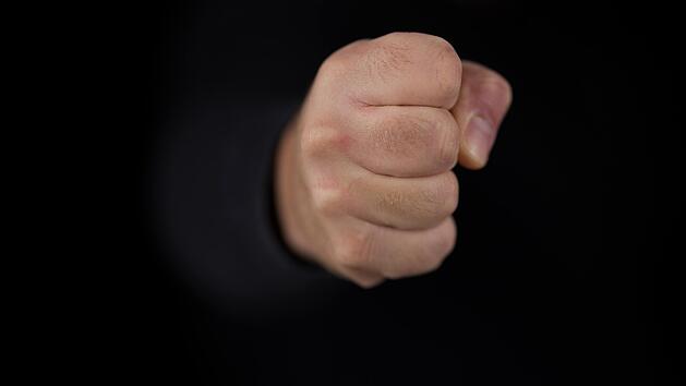 Polizeieinsatz in Breitengüßbach: Ein 40-jähriger Mann verletzt Beamten bei einem eskalierten Beziehungsstreit.