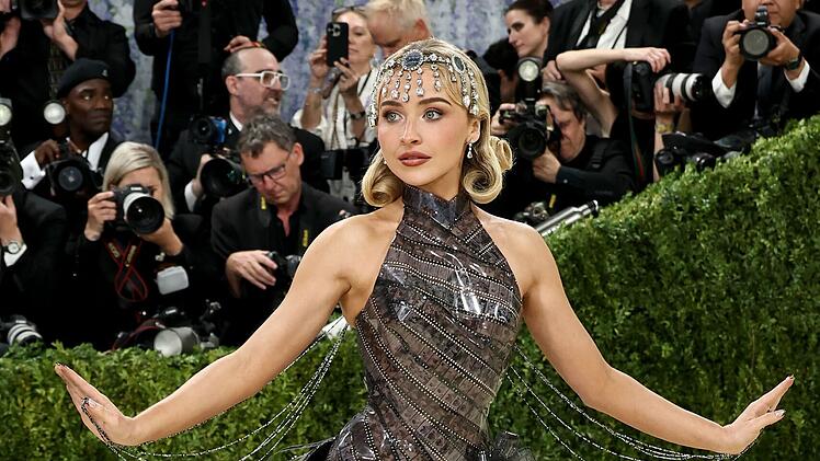 Liebeserkl&auml;rung an das Kino: Das Dior-Kleid von S&auml;ngerin Sabrina Carpenter war komplett mit historischen Filmstreifen verziert.