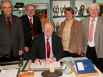 Beim Eintrag in das "Goldene Buch" in den Räumen der Reservistenkameradschaft (von links) stellvertretender CSU-Kreisvorsitzender Wilhelm Schneider, Bürgermeister Robert Herrmann, MdB Hans Michelbach, die CSU-Vorsitzende Gabi Rögner sowie Stadtrat Manfred Fausten.  Foto: Günther Geiling