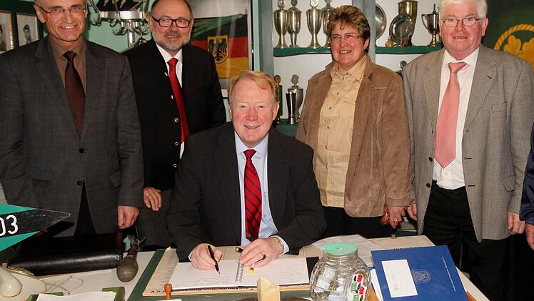 Beim Eintrag in das "Goldene Buch" in den Räumen der Reservistenkameradschaft (von links) stellvertretender CSU-Kreisvorsitzender Wilhelm Schneider, Bürgermeister Robert Herrmann, MdB Hans Michelbach, die CSU-Vorsitzende Gabi Rögner sowie Stadtrat Manfred Fausten.  Foto: Günther Geiling