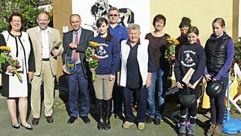 Unser Bild zeigt (von links) Christine und Jürgen Nadler, Bürgermeister Franz Uome, Susanne und Rene Kramer, Wirtin Rosemarie Weidner, Kathrin Kramer, Heike und Isabel Duwe sowie Sophie Rug vor dem Ponyhof Weidner in Steinbach.  Foto: Klaus-Peter Wulf