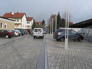 Seit Jahren Thema: Parken auf dem Areal zwischen Rathaus, Kirche, Kindergarten, Schule und Feuerwehr in Oerlenbach. Der Gemeinderat sprach sich für Zusatzschilder aus, die das Zonenhalteverbot verdeutlichen. Foto: Stefan Geiger