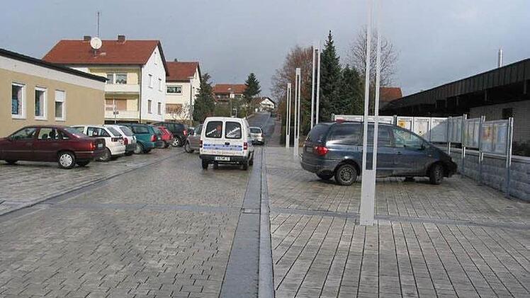Seit Jahren Thema: Parken auf dem Areal zwischen Rathaus, Kirche, Kindergarten, Schule und Feuerwehr in Oerlenbach. Der Gemeinderat sprach sich für Zusatzschilder aus, die das Zonenhalteverbot verdeutlichen. Foto: Stefan Geiger