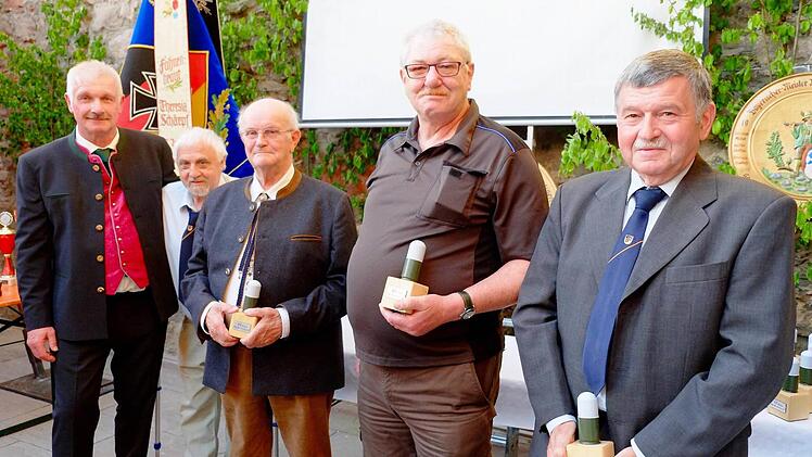 Gerhard Vollmuth (links) mit den Gründern Peter Eichborn, Gerold Remling, Rudi Dees und Ludwig Gaß. Foto: Gerd Schaar