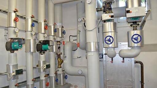 Vom W&auml;rmeumwandler wird die W&auml;rme in das Freibad unterhalb der Schule geschickt.  Fotos: Thomas Micheel