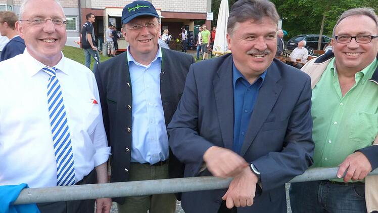 Bayern München und TSV Stadtsteinach - für beide Vereine schlägt das Fußballerherz von Klaus Peter Söllner. Unser Bild entstand beim Relegationsspiel im Mai 2016, in dem die Stadtsteinacher nach einer unglücklichen 1:2-Niederlage nach Verlängerung gegen den TSV Neudrossenfeld II den Aufstieg in die Fußball-Bezirksliga verpassten. Von links: Bürgermeister Harald Hübner aus Neudrossenfeld, OB Henry Schramm aus Kulmbach, Landrat Klaus Peter Söllner und stellvertretender Landrat Dieter Schaar. Fo...