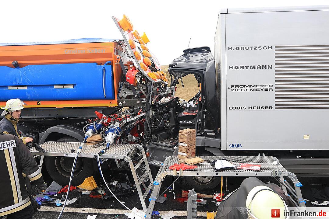 Lkw rast auf der A70 bei Haßfurt in Absicherungshänger
