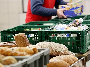 Der Fl&uuml;chtlingsstrom hat bei den Tafeln f&uuml;r mehr Andrang gesorgt. In Essen wurde reagiert, was zu viel Gegenwind f&uuml;hrte. Symbolfoto: Roland Weihrauch/dpa