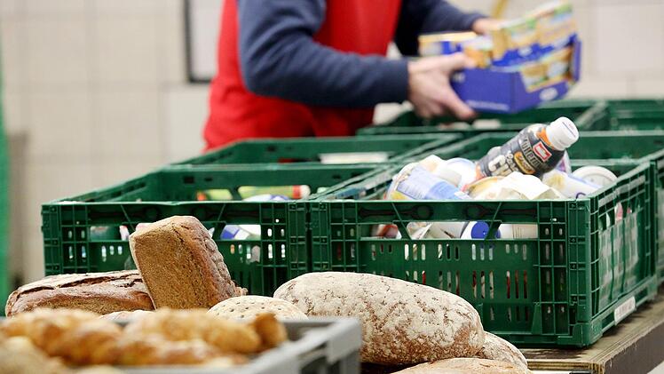 Der Flüchtlingsstrom hat bei den Tafeln für mehr Andrang gesorgt. In Essen wurde reagiert, was zu viel Gegenwind führte. Symbolfoto: Roland Weihrauch/dpa