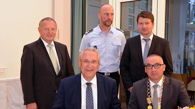 Eintrag ins Goldene Buch der Marktgemeinde Bad Bocklet. (Von links) Landrat Thomas Bold, der bayerische Staatsminister Joachim Herrmann, Oberstleutnant Simon Leidner, MdL Sandro Kirchner und Bürgermeister Andreas Sandwall. Foto: Peter Rauch
