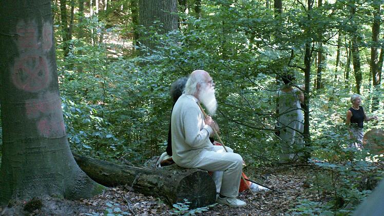 Bis ins hohe Alter war herman de vries oft stundenlang im Steigerwald unterwegs. Er fand magische Orte und hinterließ dort "Spuren" - auch am Schlangenweg. Foto: gf