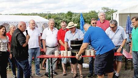 Mit dem Bieranstich startete das 24. Flößerfest in Limbach.  Fotos: gg