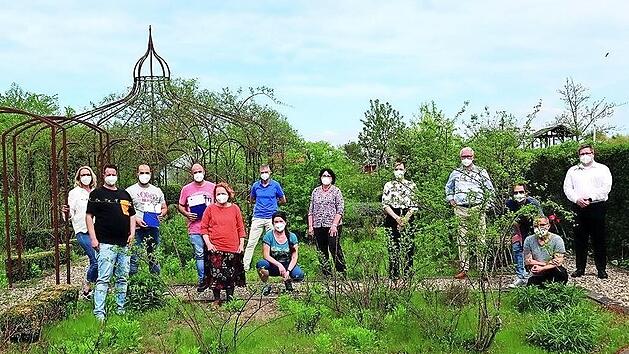 Im Garten der Laufer M&uuml;hle wurden die Zertifikate an die erfolgreichen Lehrgangsteilnehmer vergeben.