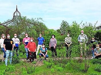 Im Garten der Laufer Mühle wurden die Zertifikate an die erfolgreichen Lehrgangsteilnehmer vergeben.