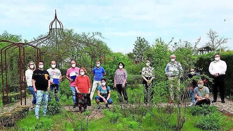 Im Garten der Laufer Mühle wurden die Zertifikate an die erfolgreichen Lehrgangsteilnehmer vergeben.