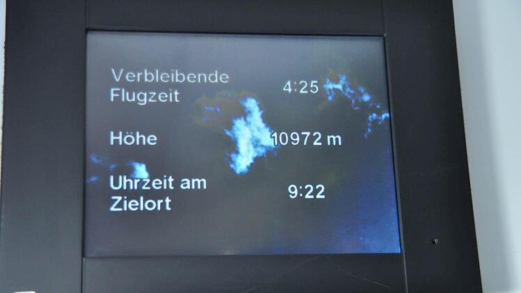 Ein Blick auf den Bildschirm an Bord des Fluges LH 438 von Frankfurt nach Dallas. In knapp 12.000 Metern Höhe befindet sich die Maschine, als medizinische Hilfe notwendig wird. Foto: Friedrich