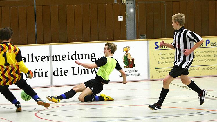 Jonas Wessolowski (Mitte) von der JFG Maintal/Friesenbachtal im Finale der B-Junioren gegen den SV Motschenbach (links Daniel Kodisch rechts Christoph Stamm).