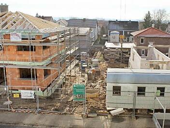 Wo vor kurzem noch zwei Holzbaracken in einer Grünanlage standen, wird jetzt nachverdichtet. An der Kerschensteiner Straße entstehen vier größere Wohnhäuser. Foto: Andreas Dorsch