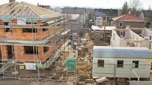 Wo vor kurzem noch zwei Holzbaracken in einer Grünanlage standen, wird jetzt nachverdichtet. An der Kerschensteiner Straße entstehen vier größere Wohnhäuser. Foto: Andreas Dorsch