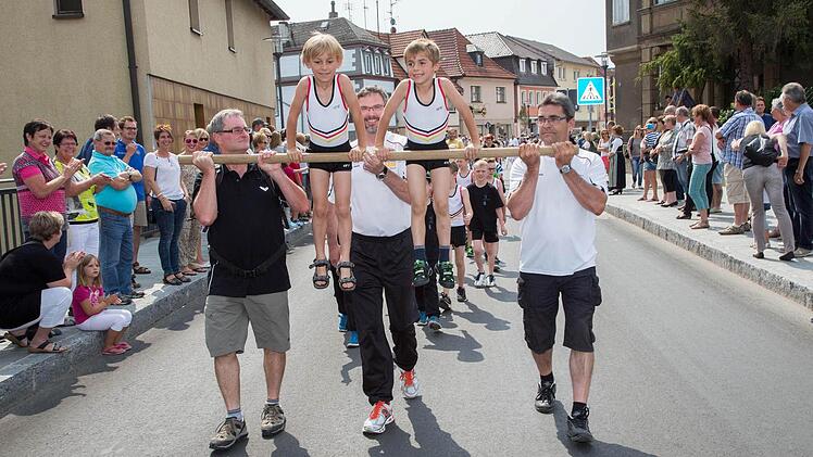 Jungs des Athletenclubs marschierten nicht nur einfach im Festzug mit... Foto: Klaus Gagel