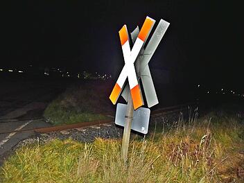 Mit dem Bau von Bahnbegleitwegen soll dieser Bahnübergang hinter der Firma "RW Agrar" weichen, der Weg wird hauptsächlich von Landwirten als Abkürzung genutzt. Foto: Gabi Arnold