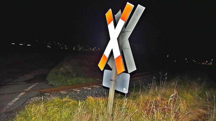 Mit dem Bau von Bahnbegleitwegen soll dieser Bahnübergang hinter der Firma "RW Agrar" weichen, der Weg wird hauptsächlich von Landwirten als Abkürzung genutzt. Foto: Gabi Arnold