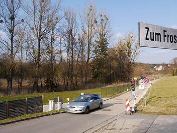 Seit im Tambacher Froschgrund eine Ampel steht, läuft der Verkehr in geregelten Bahnen. Für Lastwagen ist die Straße ohnehin gesperrt, wobei Schul- und Linienbusse fahren dürfen. Für sie war der Weg zwischen Tambach und Altenhof eigentlich gedacht.  Foto: Berthold Köhler