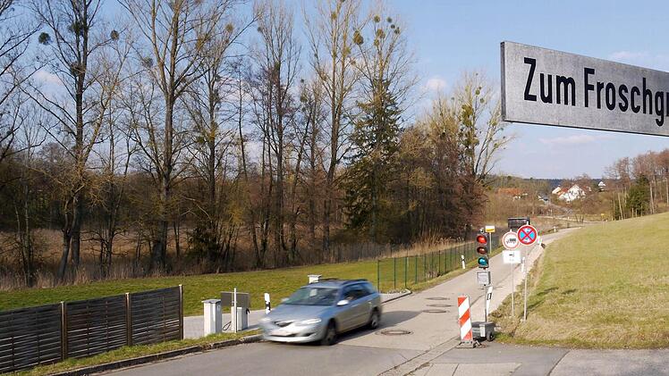 Seit im Tambacher Froschgrund eine Ampel steht, läuft der Verkehr in geregelten Bahnen. Für Lastwagen ist die Straße ohnehin gesperrt, wobei Schul- und Linienbusse fahren dürfen. Für sie war der Weg zwischen Tambach und Altenhof eigentlich gedacht.  Foto: Berthold Köhler