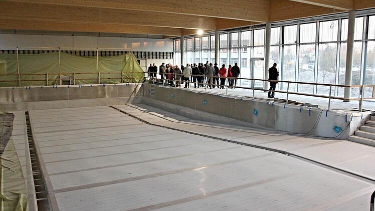 Das große Becken im neuen Hallenbad Ebern, an dessen Wänden es Probleme mit dem Putz gegeben hatte, was zu einer erheblichen Zeitverzögerung führte, nahm der Bauausschuss der Stadt Ebern mit Vertretern des Landratsamtes in Augenschein. Foto: Helmut Will