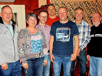 Der neue Vorstand des Fördervereins Freibad Maßbach (von links): zweiter Vorsitzende Michael Pollak, Vorsitzende Barbara Keller, Schriftführer Tim Fuhl, Beisitzer Andreas Ofenhitzer, Kassier Karsten Graefe und die beiden Beisitzer Roland Frickel und Wilhelm Göbel.  Foto: Dieter Britz