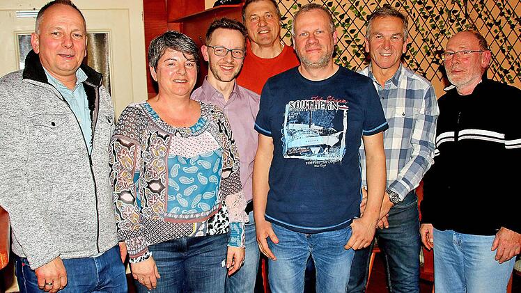 Der neue Vorstand des Fördervereins Freibad Maßbach (von links): zweiter Vorsitzende Michael Pollak, Vorsitzende Barbara Keller, Schriftführer Tim Fuhl, Beisitzer Andreas Ofenhitzer, Kassier Karsten Graefe und die beiden Beisitzer Roland Frickel und Wilhelm Göbel.  Foto: Dieter Britz