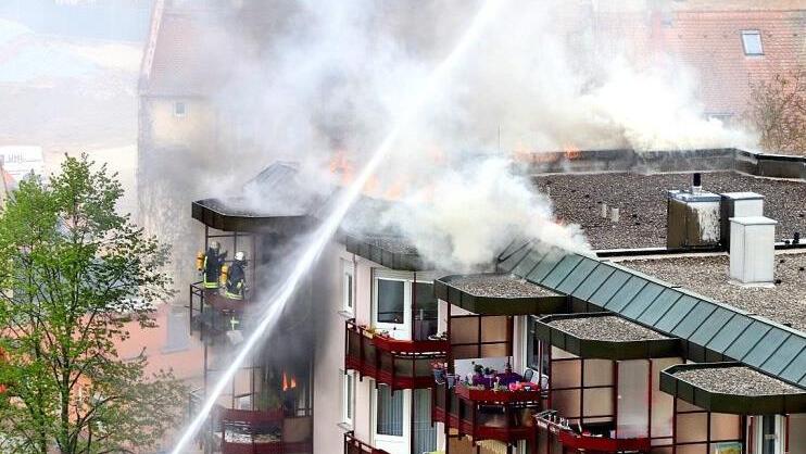 In einem Mehrfamilienhaus in der Hans-B&ouml;ckler-Stra&szlig;e in Bamberg ist am Mittwochnachmittag ein Feuer ausgebrochen. Zahlreiche Einsatzkr&auml;fte sind vor Ort. Foto: News5/Merzbach