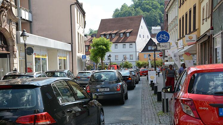 Platzmangel: Hier endet der Radweg im Kressenstein, Radler müssen auf die Straße wechseln. Foto: Dagmar Besand
